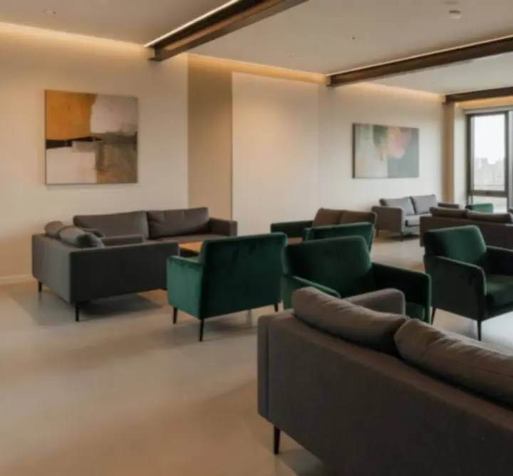 Moderne lounge-ruimte van Anna Wójcik-Wojeńska Nartnik Pool met comfortabele zitplekken en warme verlichting.