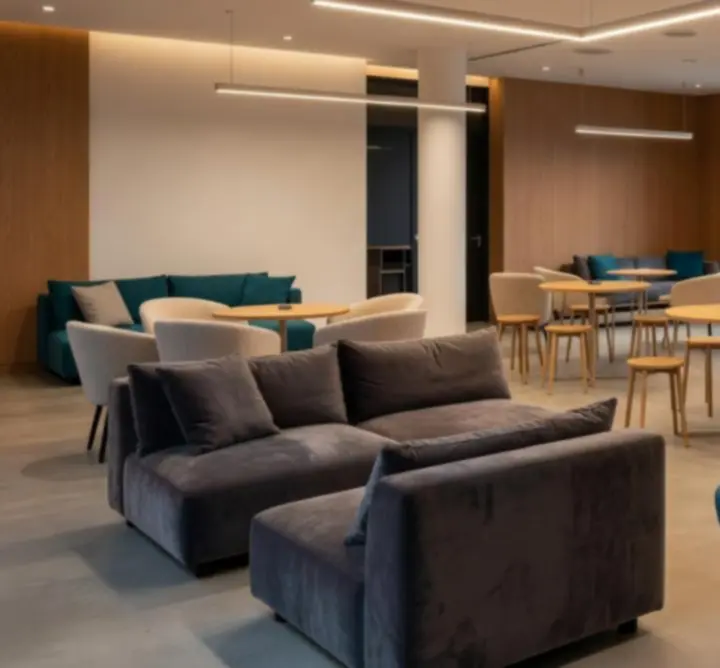 Moderne indoor locatie van Anna Wójcik-Wojeńska Nartnik Pool met sfeervolle verlichting